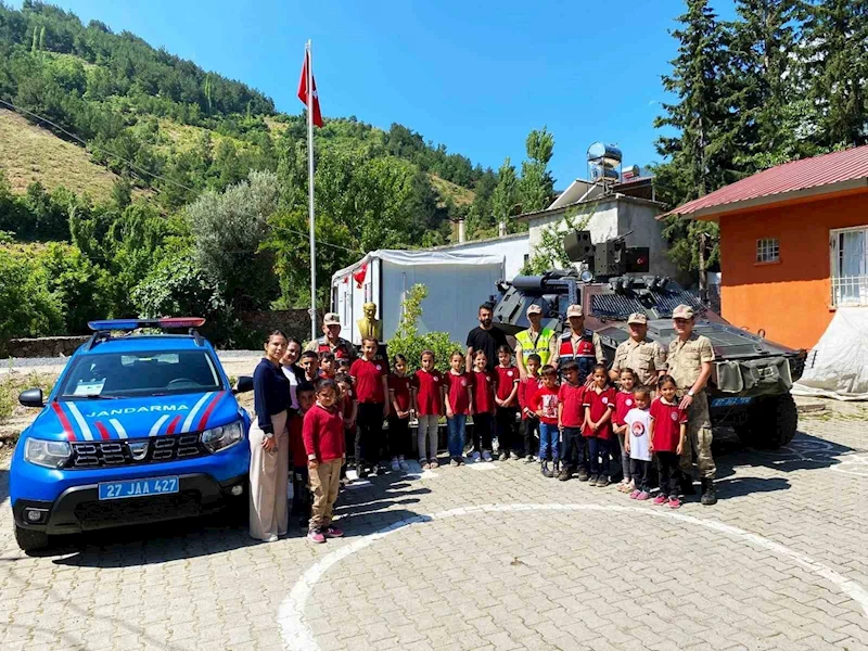 Jandarma depremzede öğrencileri okullarında