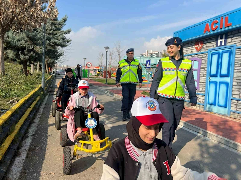 Jandarma’dan öğrencilere temel trafik