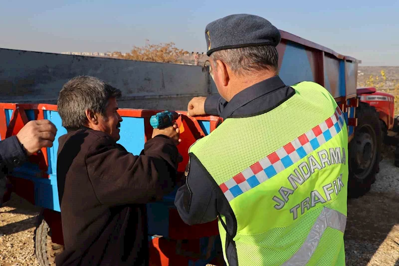 Jandarmadan traktör sürücülerine trafik