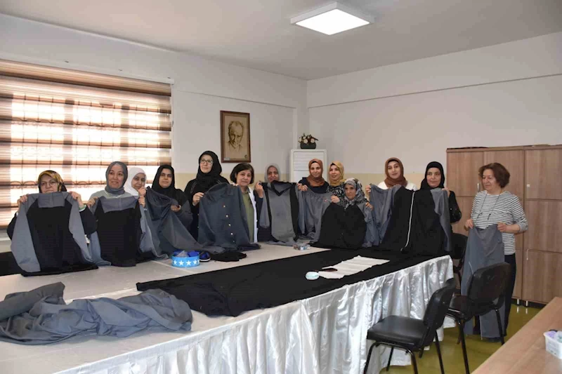 Kadınlar kendi diktikleri eşofmanları