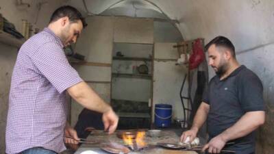 ŞANLIURFA’DA DEDEDEN BABAYA, BABADAN OĞULA GEÇEN KALAYCILIK MESLEĞİNİ 55 YILDIR