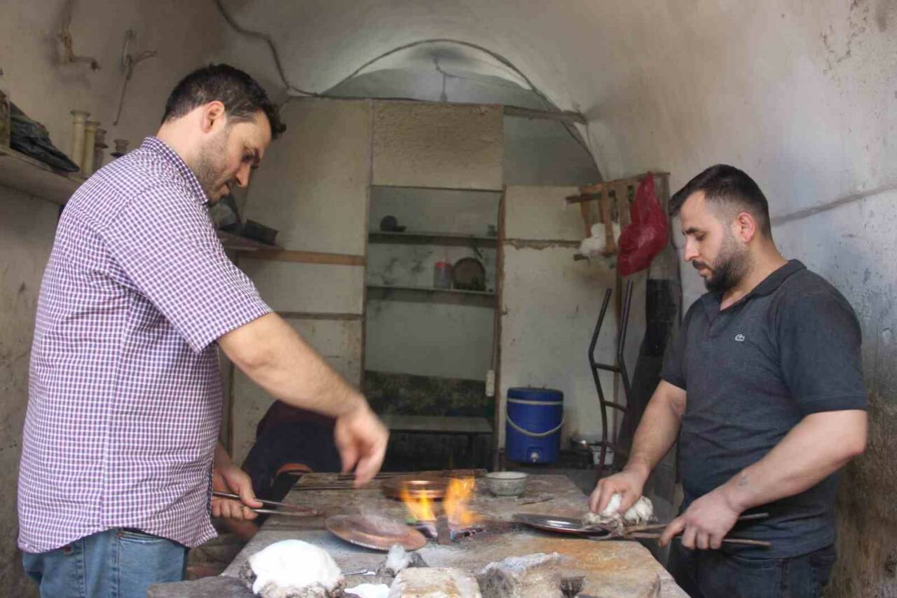 ŞANLIURFA’DA DEDEDEN BABAYA, BABADAN OĞULA GEÇEN KALAYCILIK MESLEĞİNİ 55 YILDIR