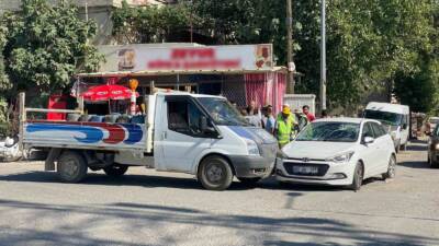 Adıyaman’da otomobille çarpışan kamyonetin kasasında bulunan 2 kişi otomobilin üzerine