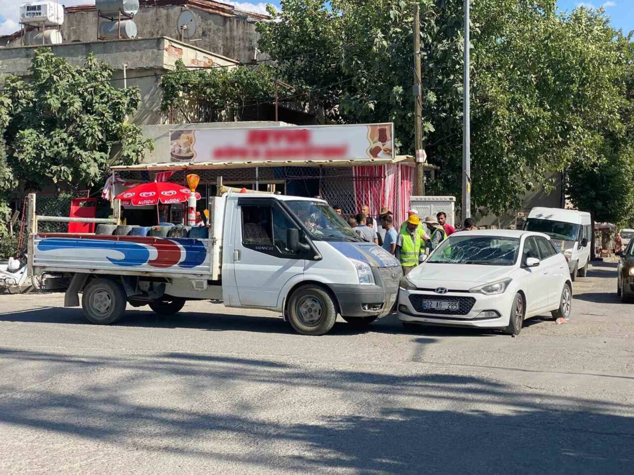 Adıyaman’da otomobille çarpışan kamyonetin kasasında bulunan 2 kişi otomobilin üzerine
