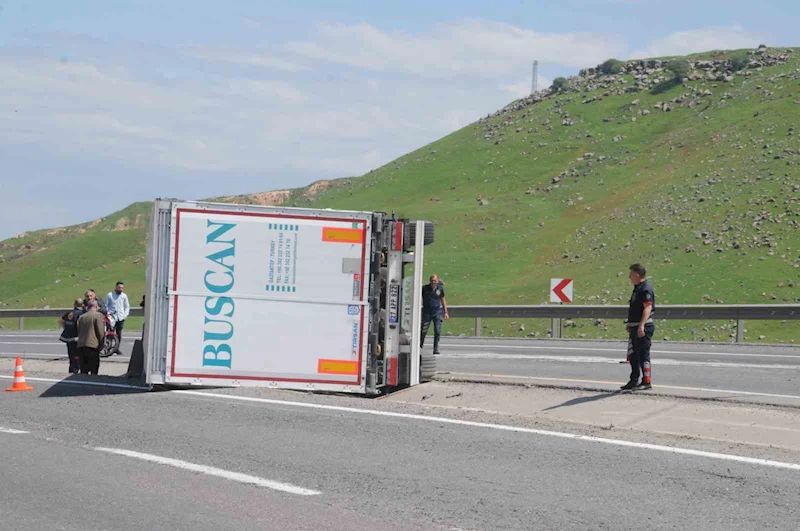 Kamyonet yüklü tır devrildi: