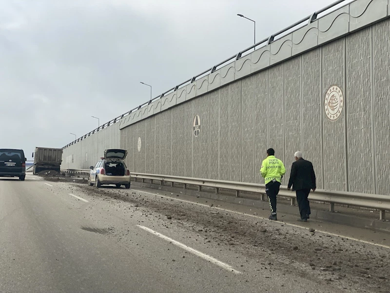 Kapak açılınca moloz karayoluna