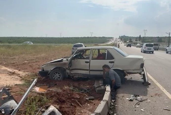 Kaza yaptığı aracının başında