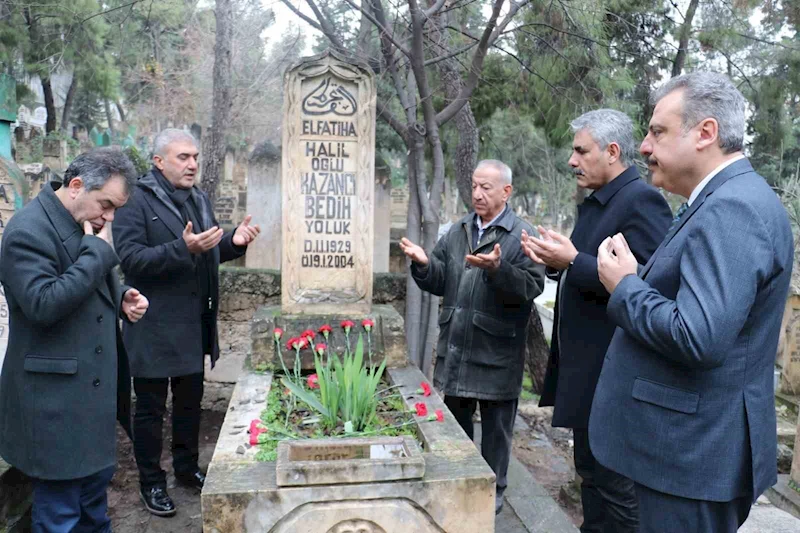 Kazancı Bedih kabri başında