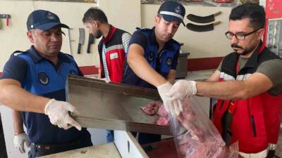 Adıyaman’da, ruhsatsız faaliyet gösteren bir kasaba şok baskın yapan zabıta