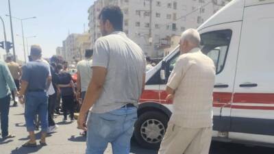 MARDİN’İN KIZILTEPE İLÇESİNDE YOLUN KARŞISINA GEÇMEYE ÇALIŞAN YAŞLI ADAM, OTOMOBİL