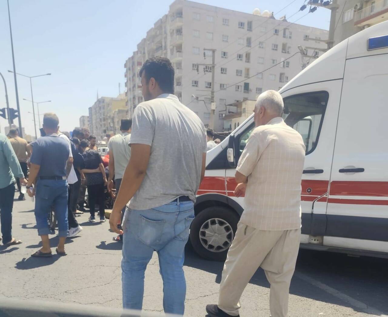 MARDİN’İN KIZILTEPE İLÇESİNDE YOLUN KARŞISINA GEÇMEYE ÇALIŞAN YAŞLI ADAM, OTOMOBİL