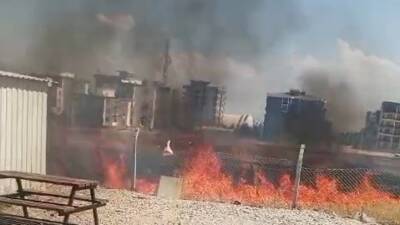 Adıyaman’da, konteyner kent yanında meydana gelen kuru ot yangını korku