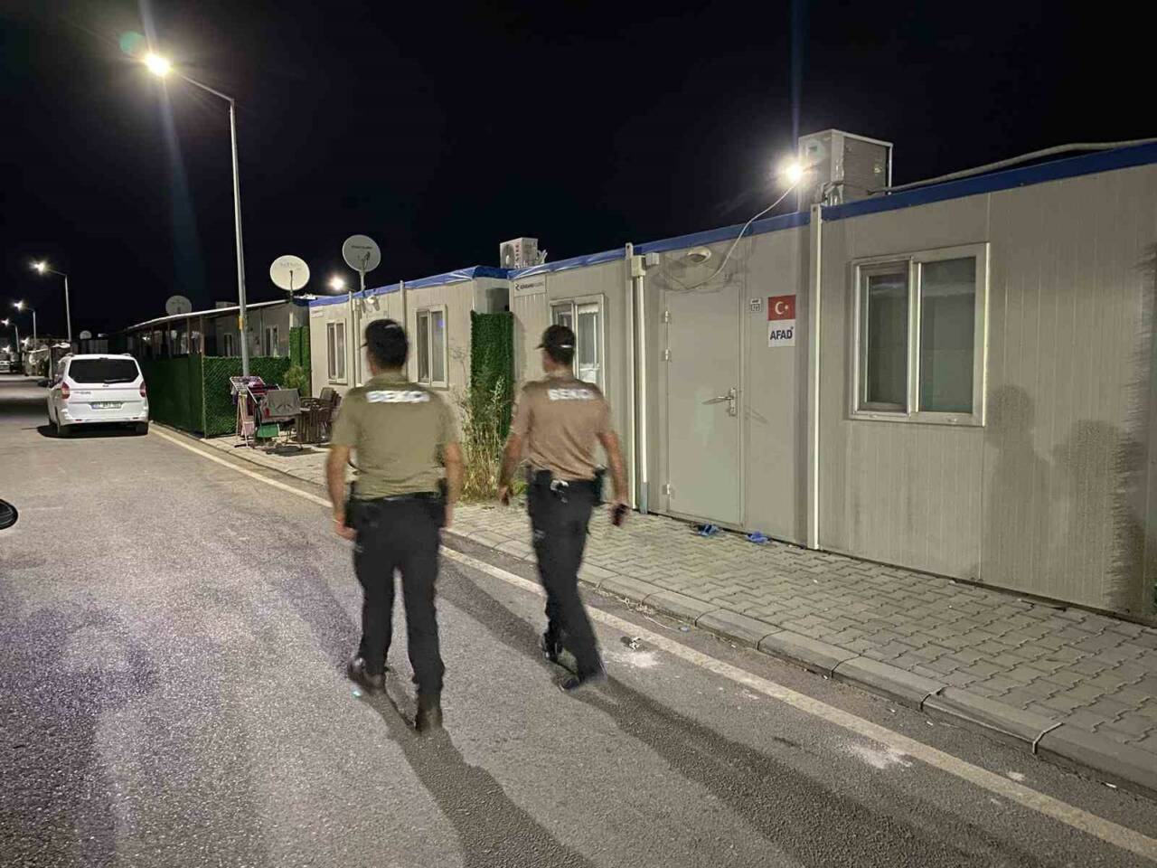 Adıyaman’da depremzede vatandaşların kaldığı konteyner kentte güvenlik önlemleri artırıldı.