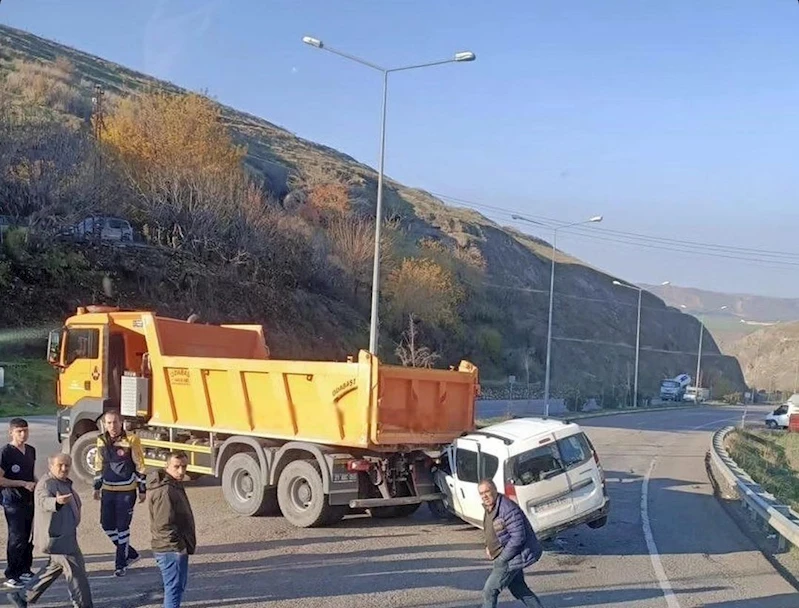 Kontrolden çıkan araç kamyonun