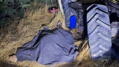 Devrilen traktörün altında kalan sürücü hayatını kaybetti.