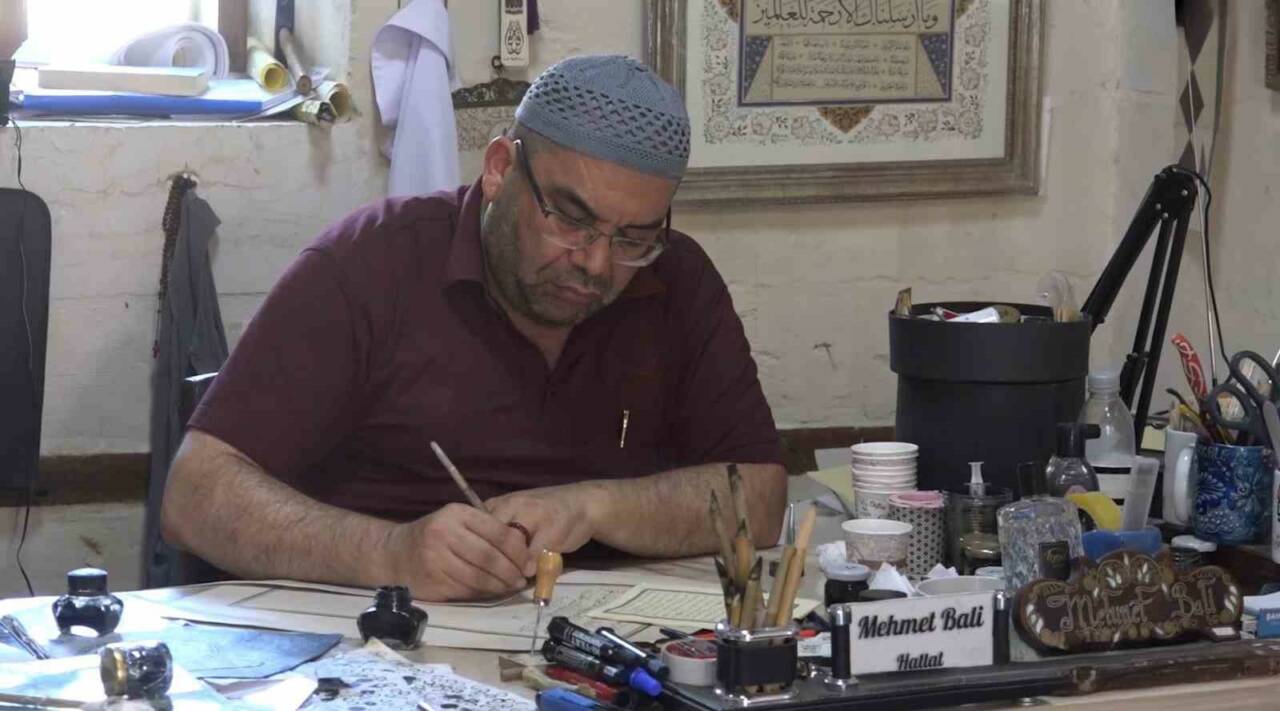 Öğrencilik yıllarında Kur’an-ı Kerim’i yazmayı çok sevdiği için İslam dünyasının