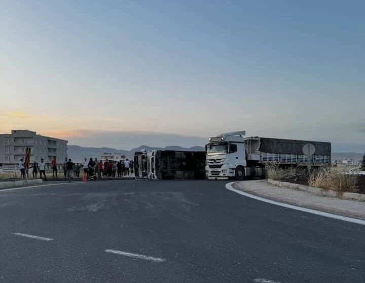 Mardin’de buğday yüklü kamyon