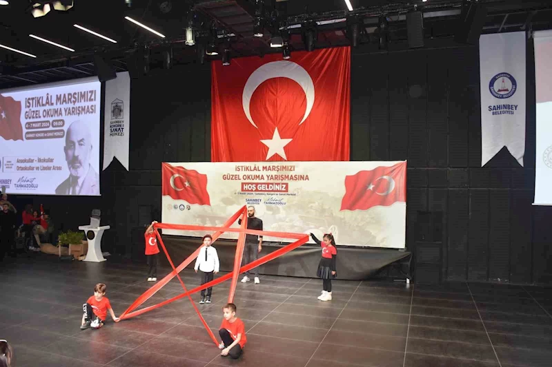 Öğrenciler İstiklal Marşını en