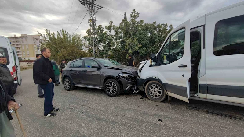 Adıyaman’ın Kahta ilçesinde otomobil