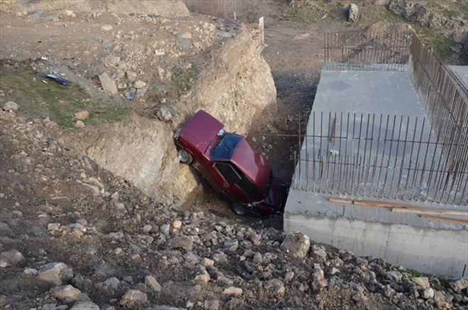 Besni´de otomobilin şarampole yuvarlanması