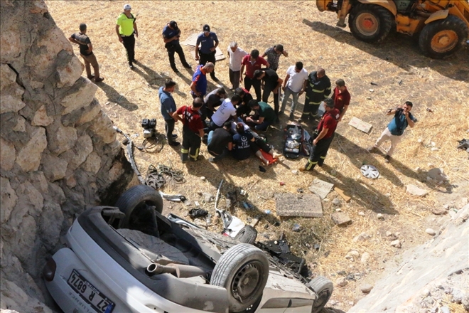 Otomobil Tarlaya Uçtu: 1 ölü Adıyaman´da, kontrolden çıkan otomobil yaklaşık 10 metre yükseklikten tarlaya uçtu,