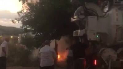 ADIYAMAN’DA PARK HALİNDEKİ BİR OTOMOBİL ALEV ALARAK YANDI.