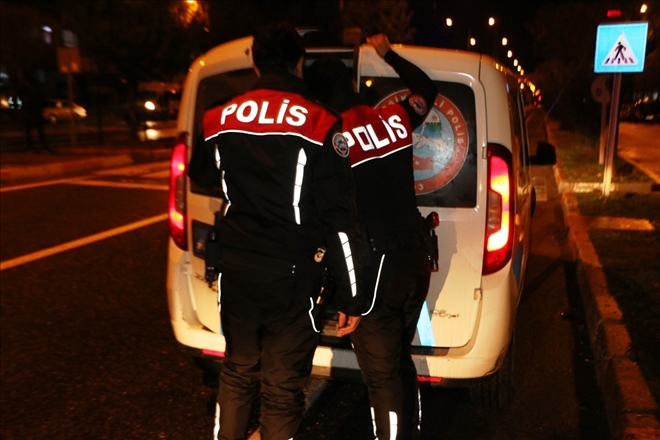 Polisin ?dur´ ihtarına uymayan Suriyeli küçük sürücü yakalandı Adıyaman´da, polislerin ?dur´ ihtarına uymayarak kaçmaya çalışan Suriye uyruklu küçük
