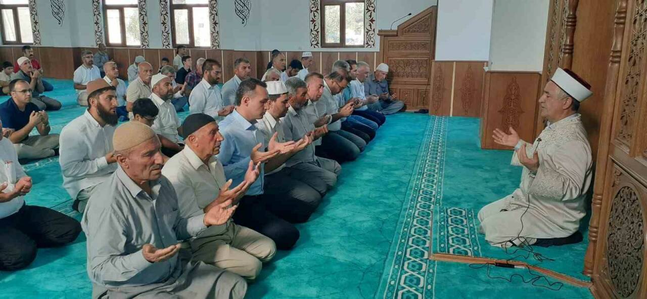 Adıyaman’ın Samsat ilçesinde inşaatı tamamlanan Merkez Cami ibadete açıldı.