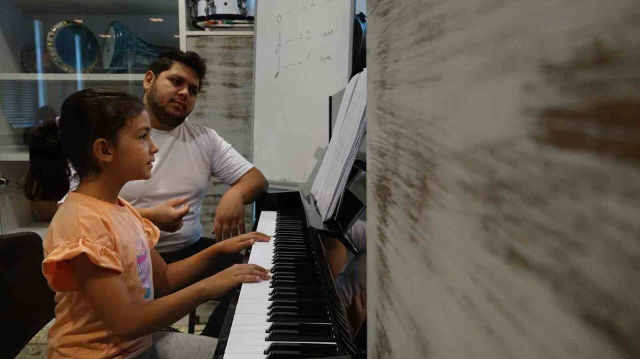 Gaziantep’te müzik alanında yetenekli olan öğrenciler, Çocuk Sanat Merkezindeki atölyelerde