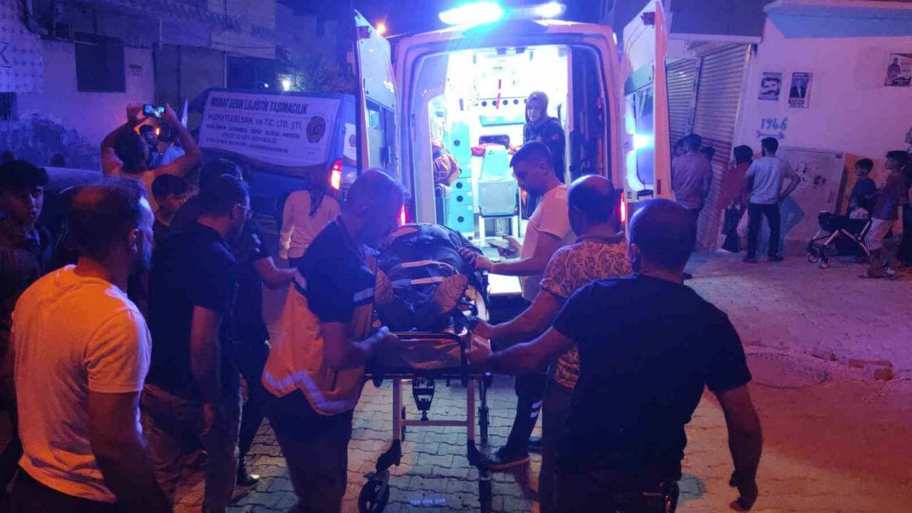 FRENİ BOŞALAN ARAÇ İŞYERİ ÖNÜNDEKİ KALDIRIMA ÇARPTI: 2 YARALI