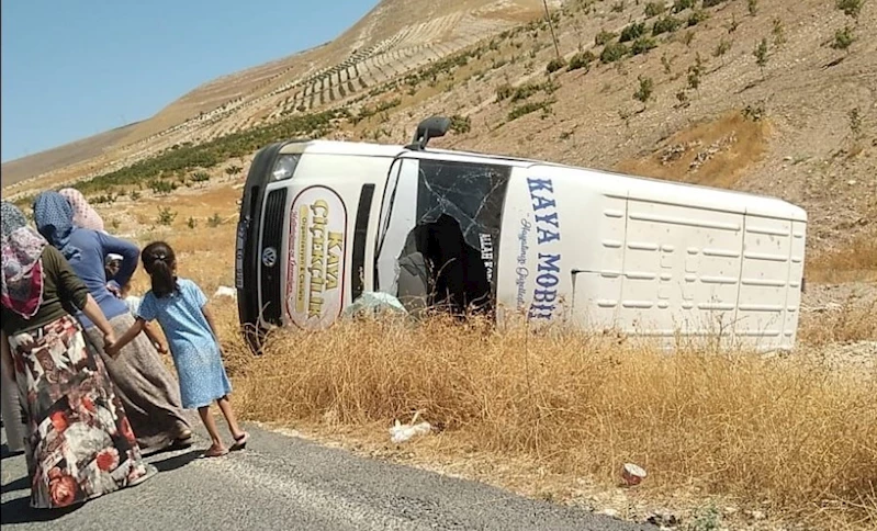 Şanlıurfa’nın Birecik ilçesinde minibüsün