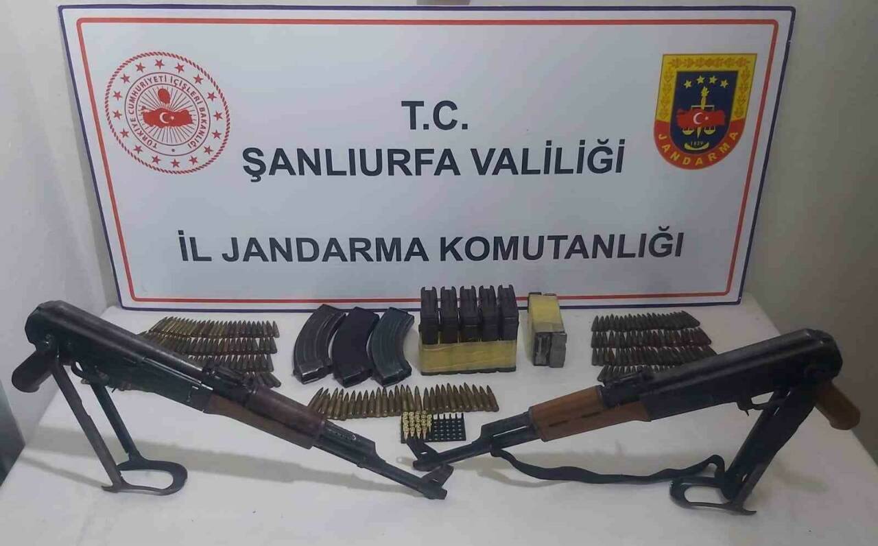 Şanlıurfa’da silah kaçakçılığına yönelik düzenlenen operasyonda uzun namlulu silahlar ile