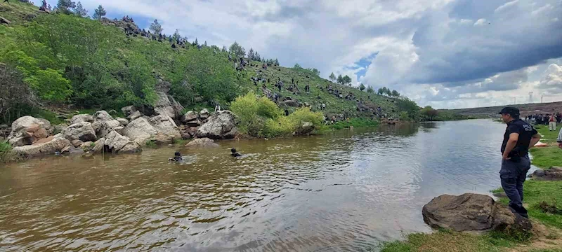 Serinlemek için dereye giren