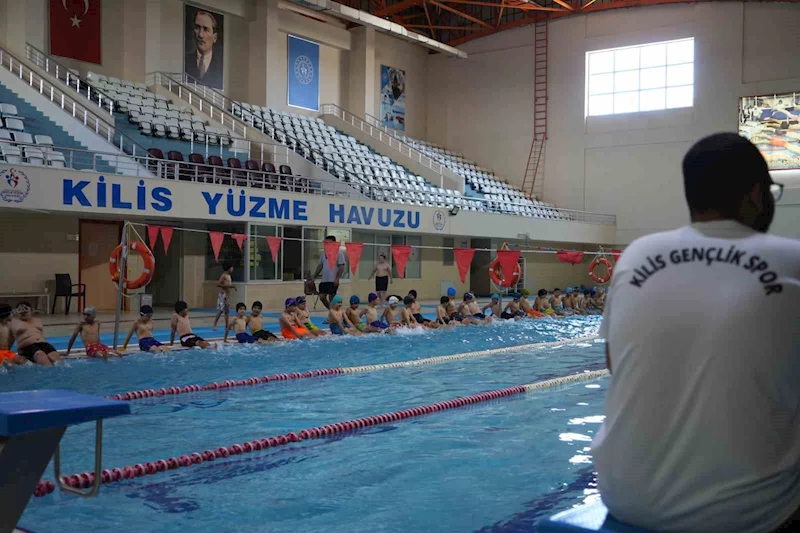 Sıcaktan bunalan gençler havuzlarda