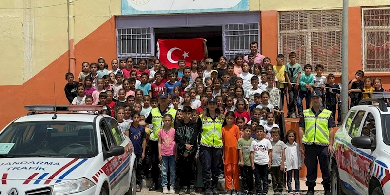 Şırnak’ta Jandarma ekipleri çocuklara