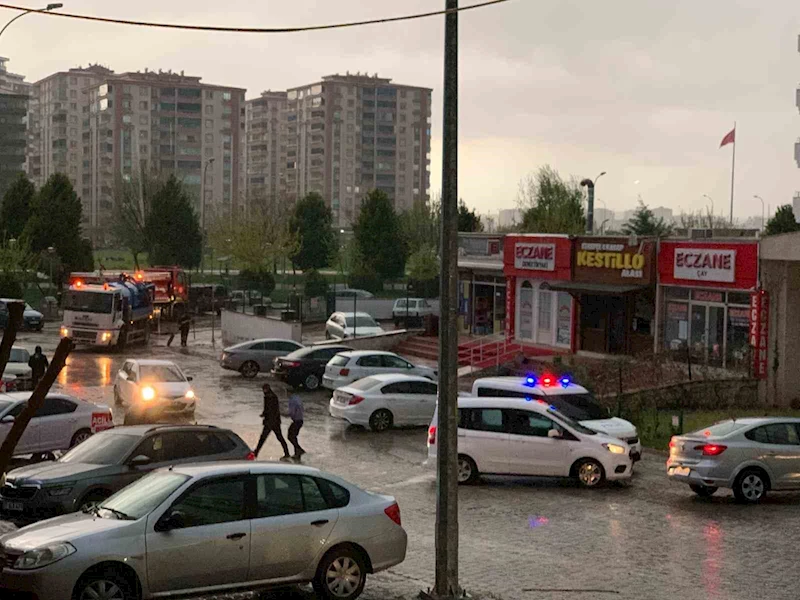 Su basan garajı temizlerken