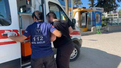 Adıyaman’da, üst geçitten 2.kez atlamaya çalışan genci adliye polisleri yakaladı.