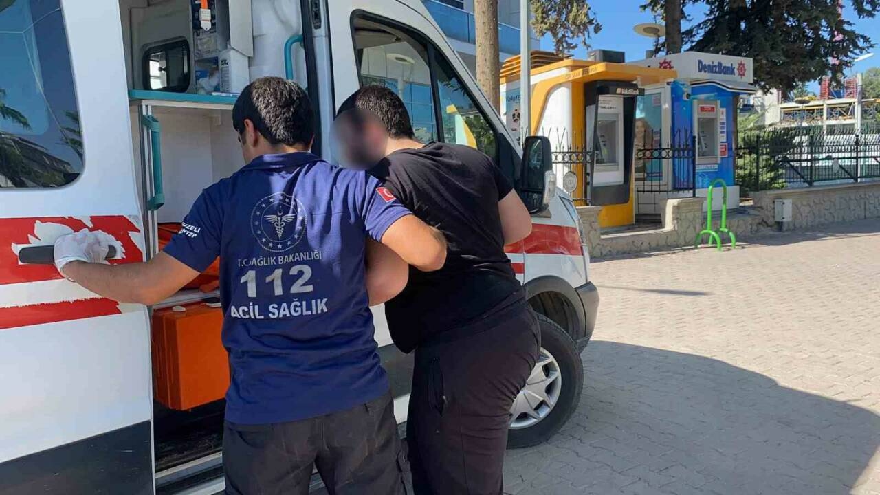 Adıyaman’da, üst geçitten 2.kez atlamaya çalışan genci adliye polisleri yakaladı.