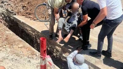 Adıyaman’da yolda yürüyen yaşlı adam kazılan alt yapı çukuruna düşerek