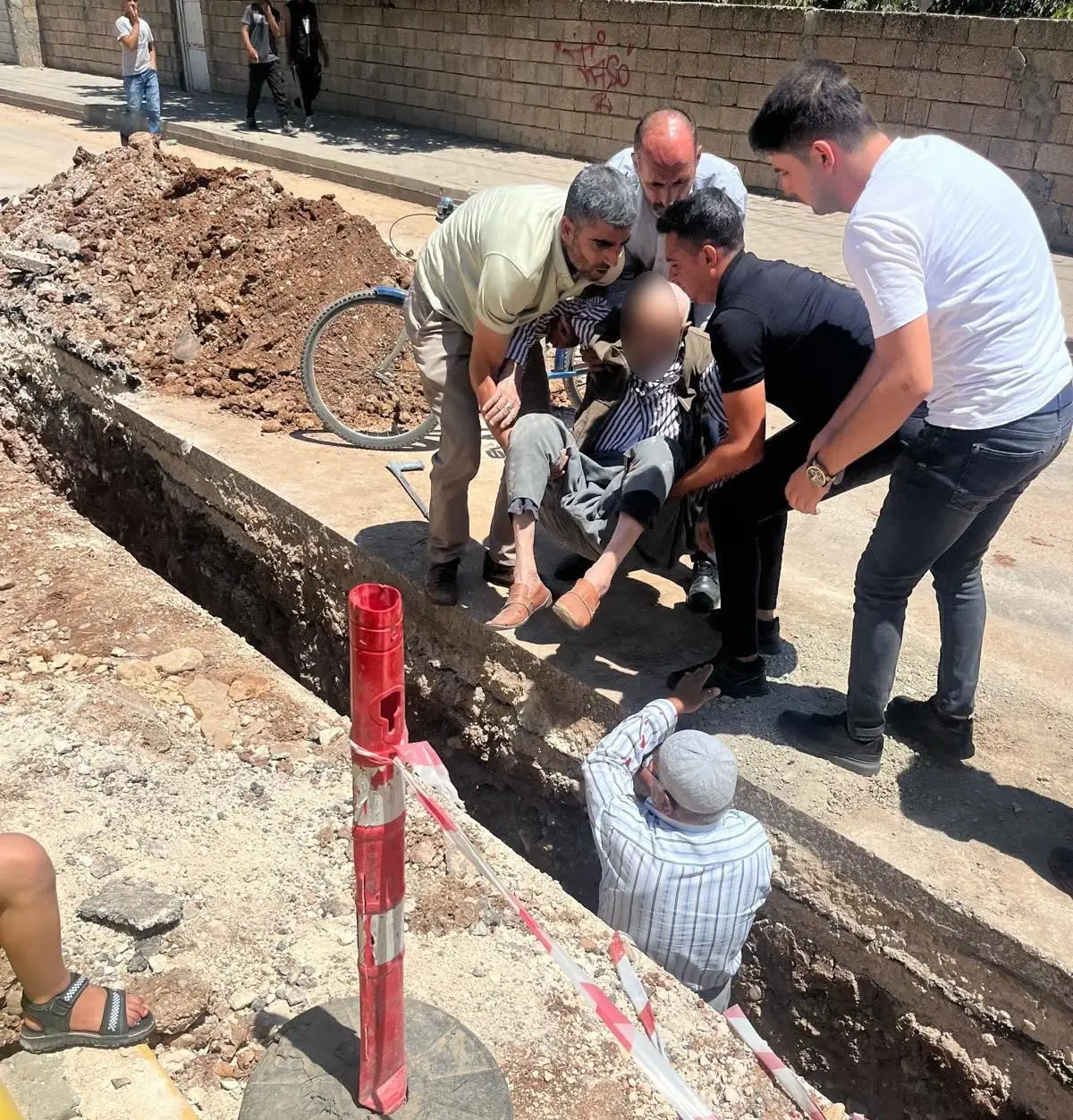 Adıyaman’da Altyapı Çukuruna Düşen Yaşlı Adam Yaralandı: Belediyeden Firmaya Ceza