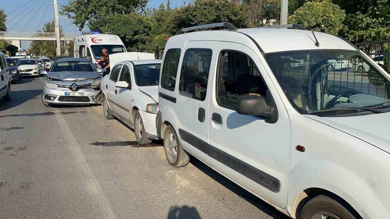Adıyaman’da, yaya geçidinden geçen yayaya yol vermek isteyen aracın durması