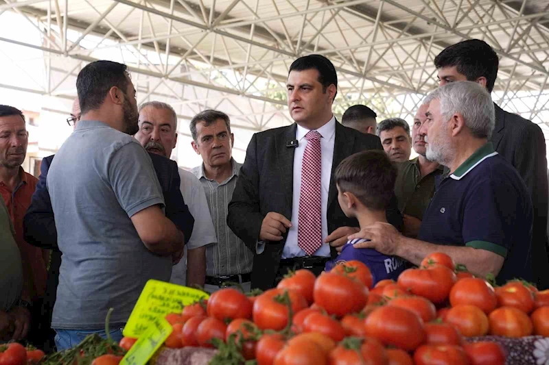 Yılmaz, pazarcı esnafıyla bir