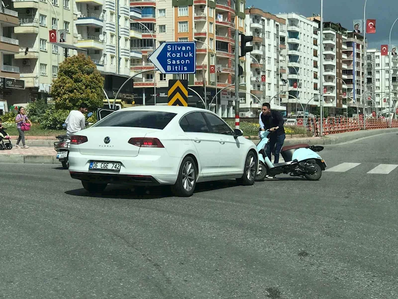 Yolu karıştıran sürücü motosiklete