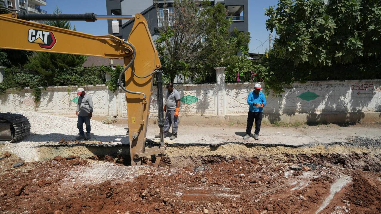 Adıyaman’da deprem sonrası hasarlı bölgelerde yenileme çalışmaları başladı