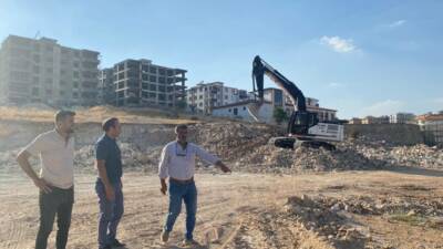 Besni Kaymakamı Çağlar Partal, ilçede yapımı devam eden İbrahim Erdemoğlu