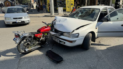 Adıyaman Gölbaşı Caddesi'nde motosiklet ve otomobil çarpıştı 1 kişi yaralandı.