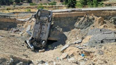 Adıyaman'ın Gölbaşı ilçesinde meydana gelen kazada, bir otomobilin şarampole yuvarlanması