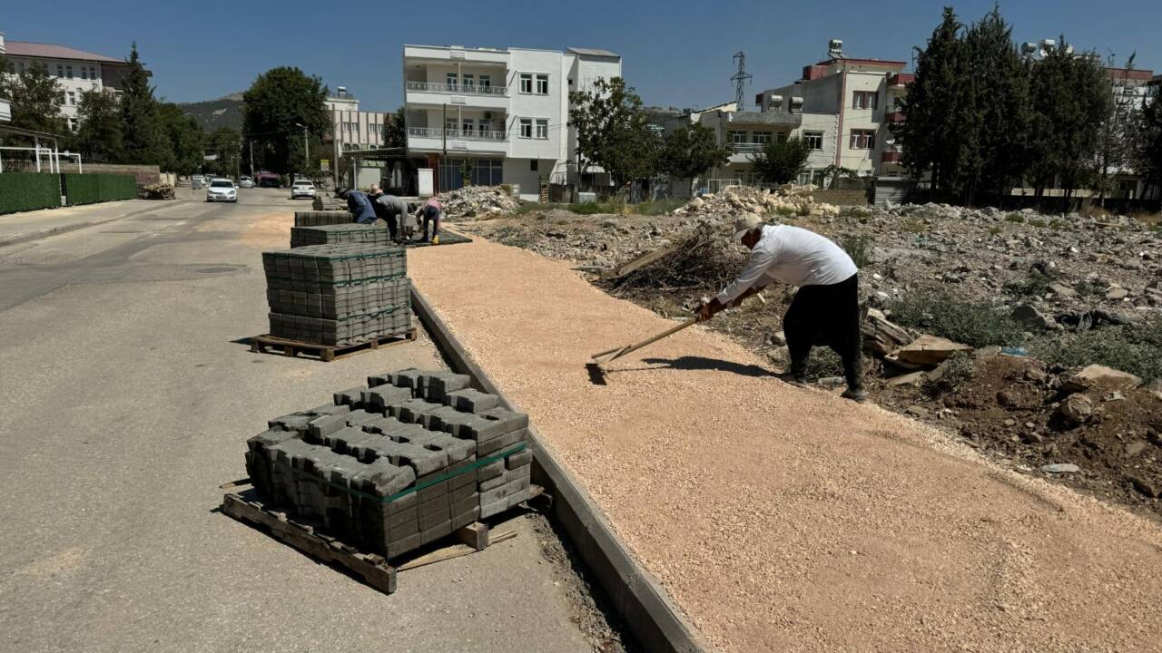 Adıyaman Belediyesi’nden hızlı altyapı atağı: BİR YANDAN ALTYAPI DÖŞÜYOR, DİĞER YANDAN ASFALTLIYOR