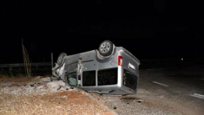 Besni'de meydana gelen trafik kazasında, refüje çarparak takla atan hafif