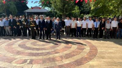 Besni'de 30 Ağustos Zafer Bayramı, Besni Kaymakamlığı önünde düzenlenen törenle